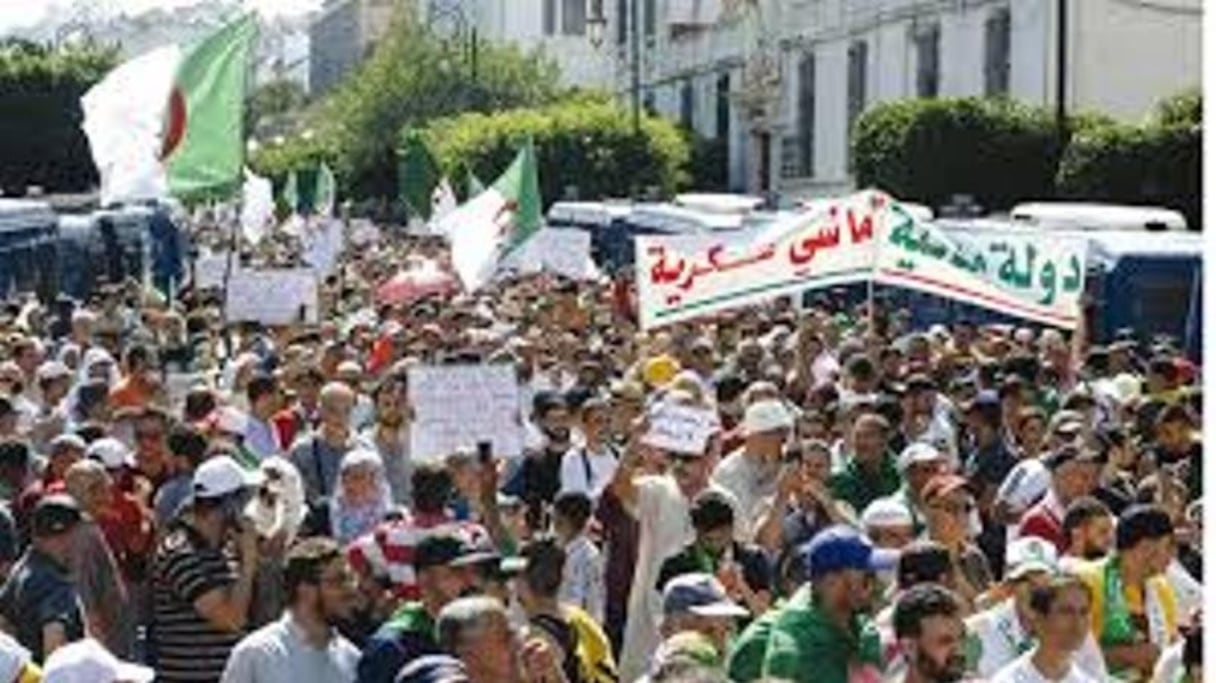 "Dawla madania, machi askaria", le slogan du Hirak qui fait trembler les généraux algériens. 
