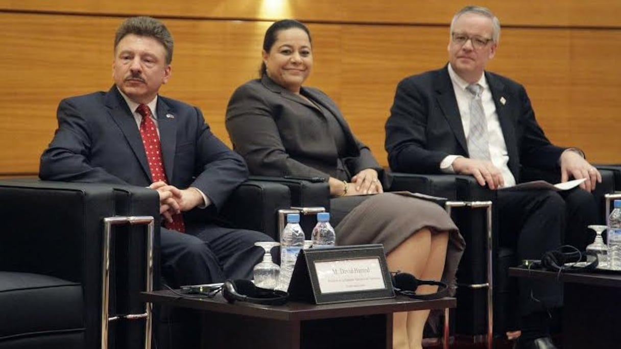 Miriem Bensalah, présidente de la CGEM, entourée par des officiels américains lors de la deuxième édition du Morocco-US buisness development conference à Rabat.
