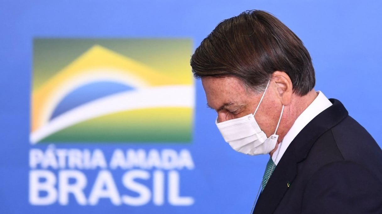 Le président brésilien Jair Bolsonaro assiste à l'annonce du parrainage de l'équipe sportive olympique par la banque d'Etat Caixa Economica Federal au Palais du Planalto, à Brasilia, le 1er juin 2021.
