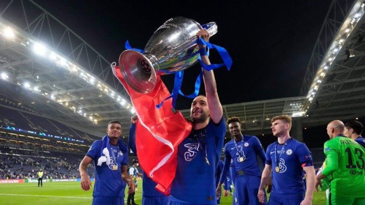 Hakim Ziyech avec le trophée de la Ligue des champions.
