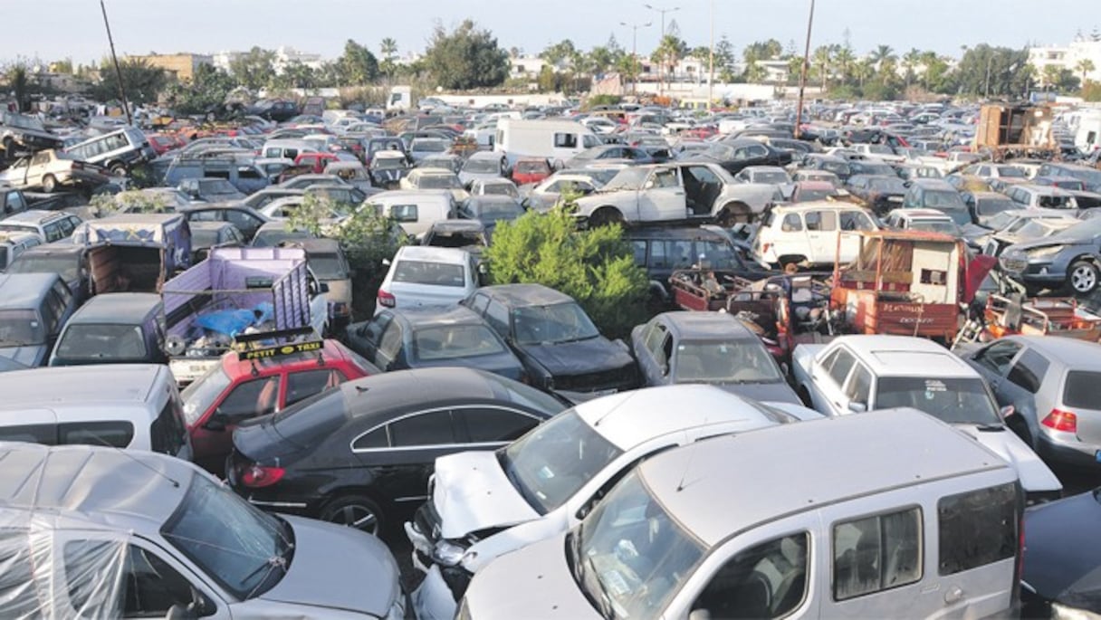 Des véhicules parqués dans l'une des fourrières de Casablanca. 
