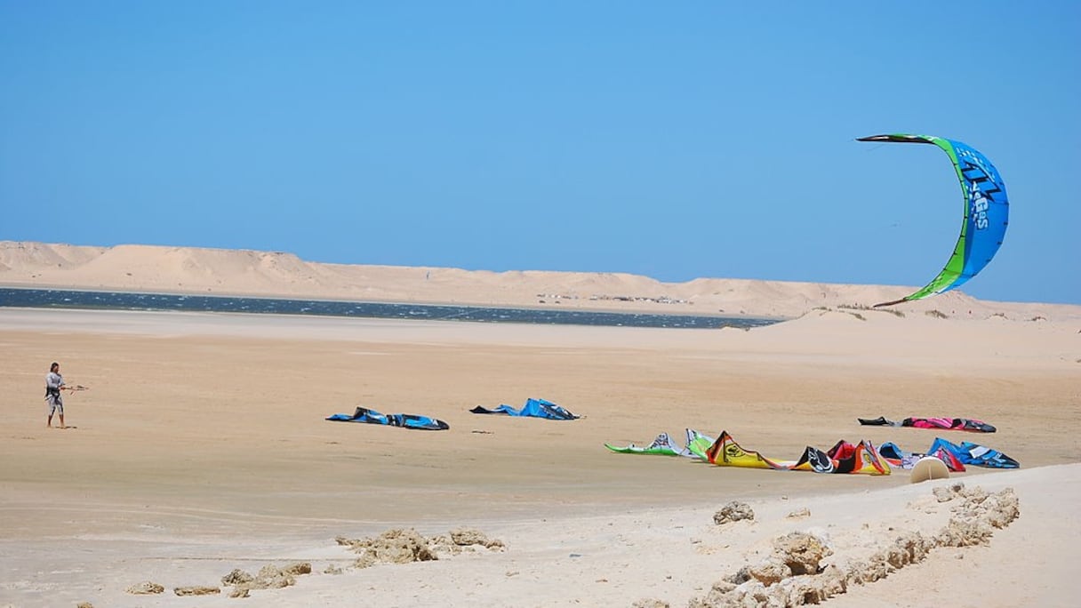 Kite-surf, Dakhla. Dès 2003, des articles parus dans les plus grands magazines (Surf, Wind…), vantant les spots de la région, ont permis à la lagune d'accueillir des windsurfers du monde entier. Celui de Foum Labouir est réputé pour sa ligne, longue et droite. 
