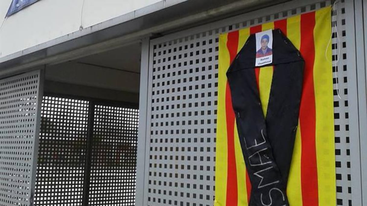 La photo de la regrettée Asmae arborée à l'entrée de l'école Maragall, à Barcelone. 
