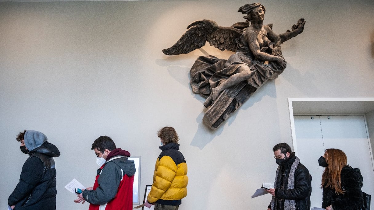 Des personnes font la queue dans un centre de vaccination du musée Humboldt Forum de Berlin le 18 janvier 2022.
