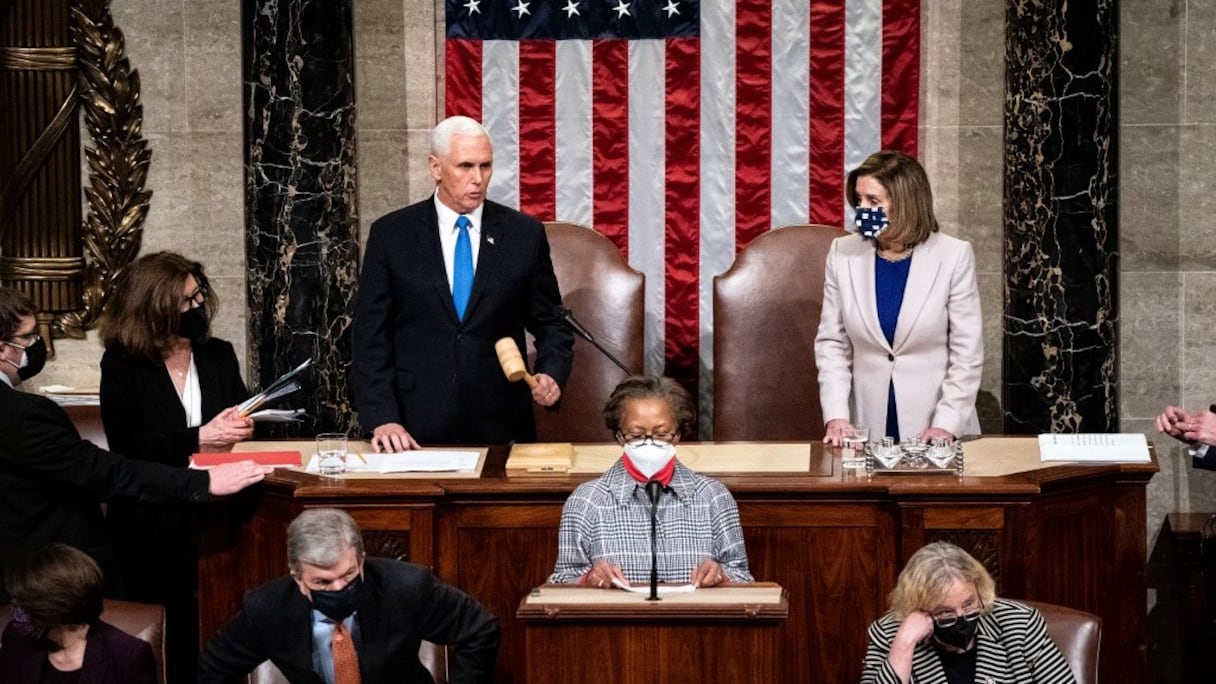 Le vice-président Mike Pence et Nancy Pelosi, présidente du Sénat américain, certifient l'élection de Joe Biden à la tête des Etats-Unis d'Amérique, au Capitole, à Washington DC, le 6 janvier 2021. 
