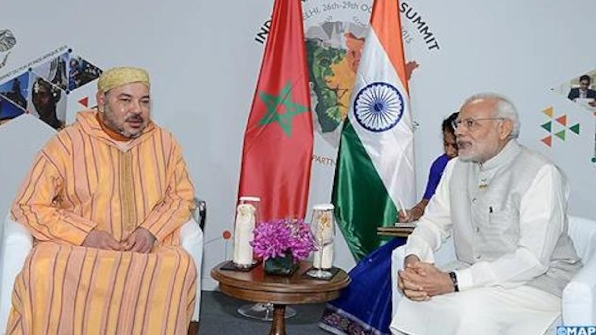 Le roi Mohammed VI accueilli par le premier ministre indien Narendra Modi, lors de la participation du souverain au 3eme Sommet Inde-Afrique, fin octobre 2015.
