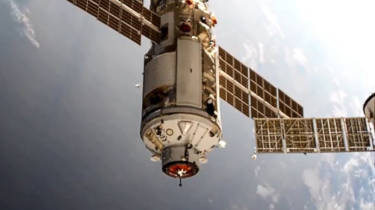 Cette photographie prise et publiée par l'agence spatiale russe Roscosmos le 29 juillet 2021, montre le module de laboratoire polyvalent russe "Nauka" (science) amarré à la Station spatiale internationale (ISS).
