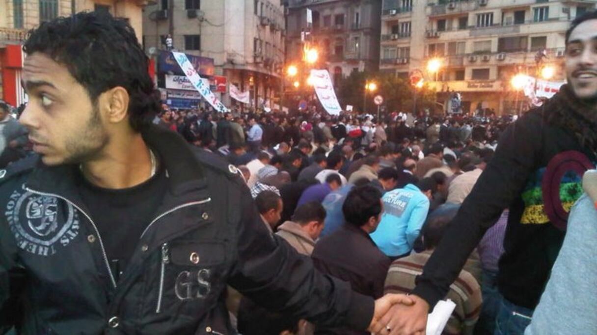 Des chrétiens protègent des musulmans durant leur prière, lors des émeutes du Caire en 2011. 
