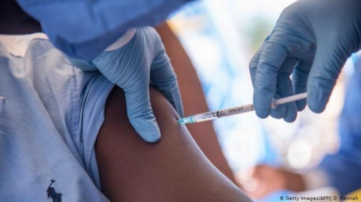 Un patient reçoit une dose de vaccin.
