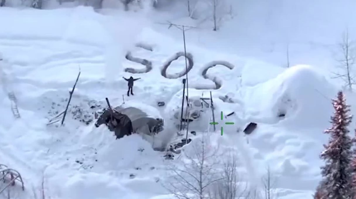 Après 23 jours de survie dans le froid glacial de l'Alaska, Tyson Steele a été retrouvé jeudi 9 janvier 2020 par un hélicoptère grâce à un SOS écrit dans la neige. 
