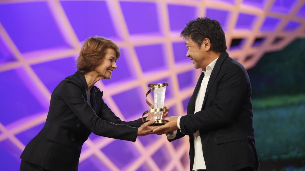 Moment émouvant que celui où l'immense actrice qu'est Charlotte Rampling a tendu, penchée humblement en avant en signe de respect, le trophée à Hirokazu Kore-Eda.
