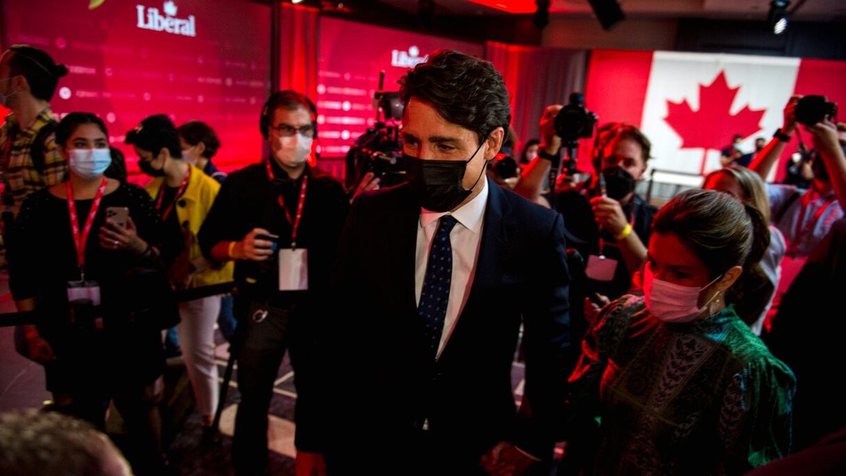 Le Premier ministre canadien Justin Trudeau, accompagné de son épouse Sophie Grégoire-Trudeau sort de l'hôtel Fairmount Queen Elizabeth à Montréal, au Québec, après avoir prononcé son discours de victoire, le 21 septembre 2021.
