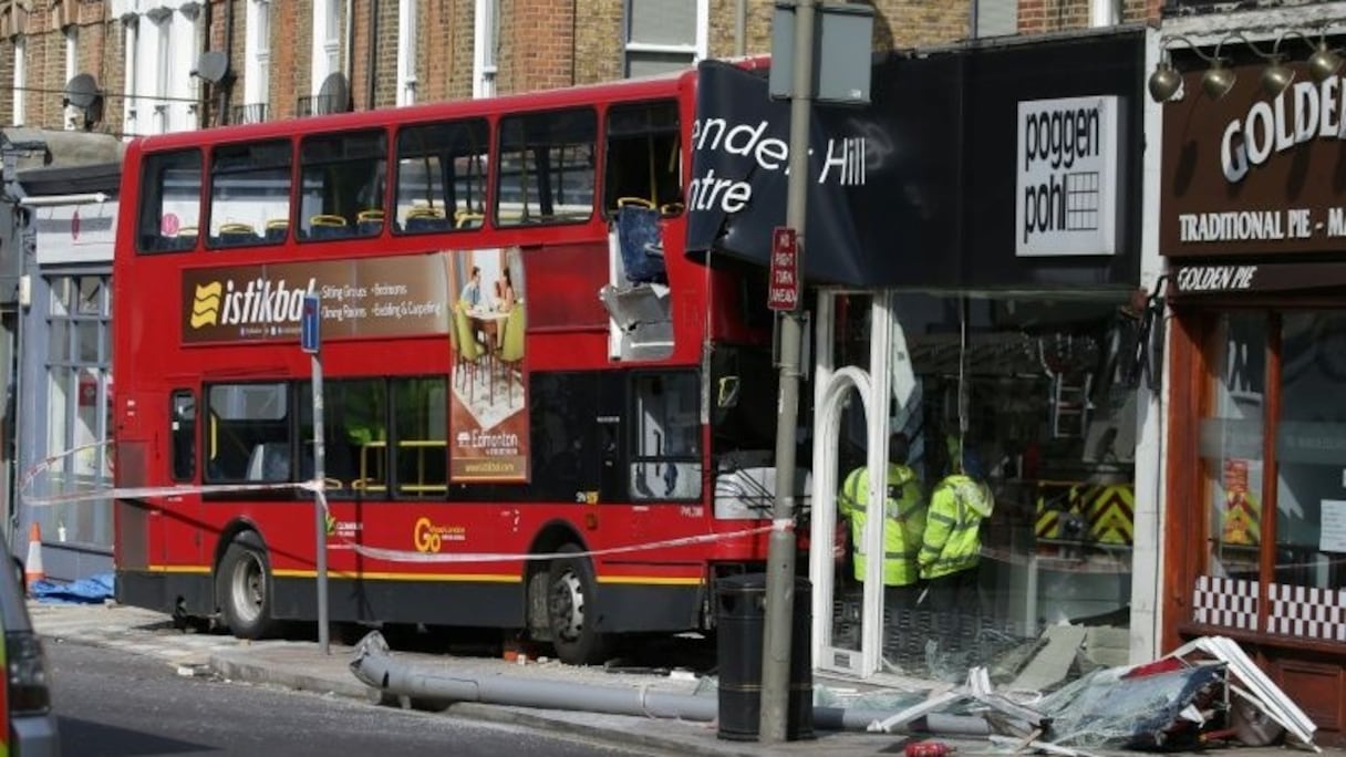 Des secouristes sur les lieux de l'accident où un bus s'est encastré dans la façade d'un cuisiniste à Londres, le 10 août 2017.
