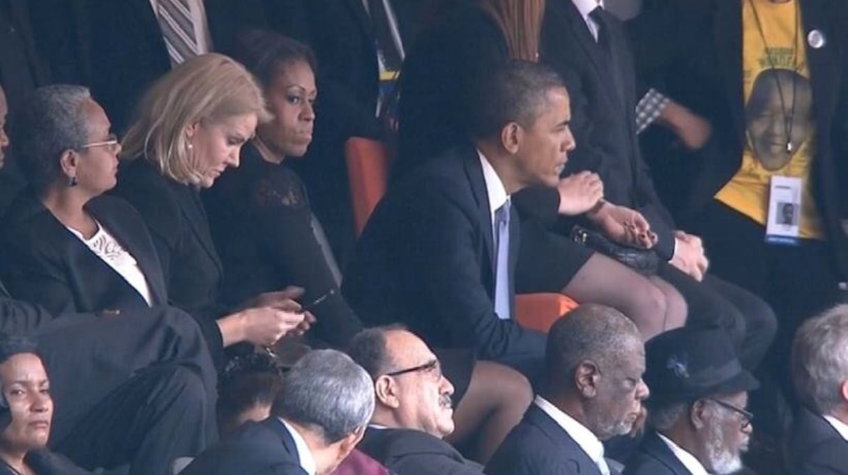 Le malaise de Michelle Obama est perceptible même lorsque Helle Thorning-Schmidt a les yeux rivés sur son smartphone.
