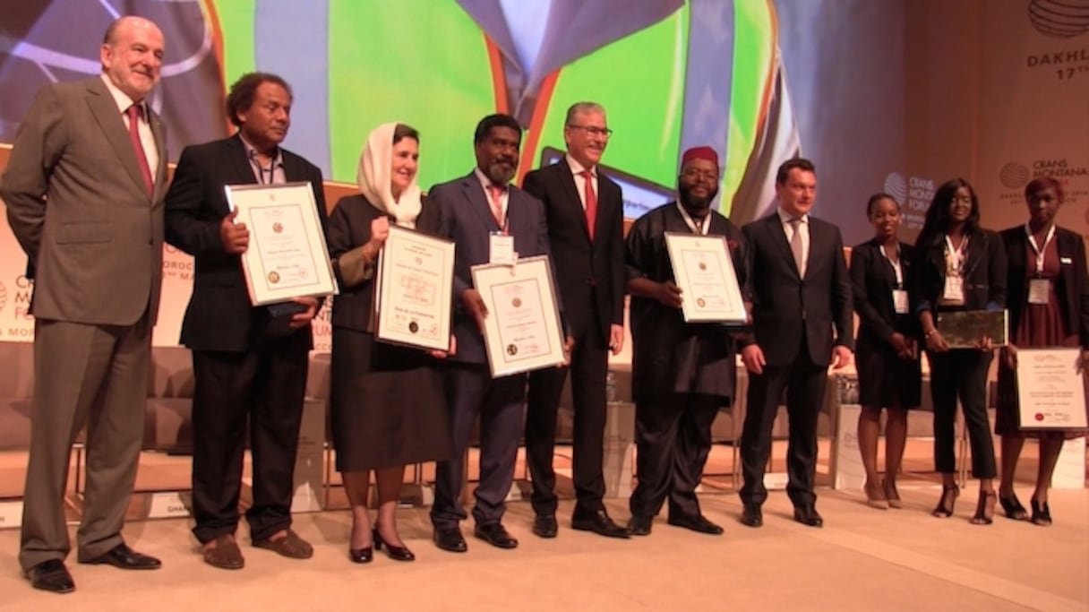 Jean-Paul Carteron à gauche, Houcine El Ouardi, ministre de la Santé,a vec les primés: la délégation du port de Dakar, la 1ère dame d'Afghanisan Rula Ghani, le ministre de l'Education de Solomon Islands, Bruno Leingkone, ministre des AE de Vanuatu.
