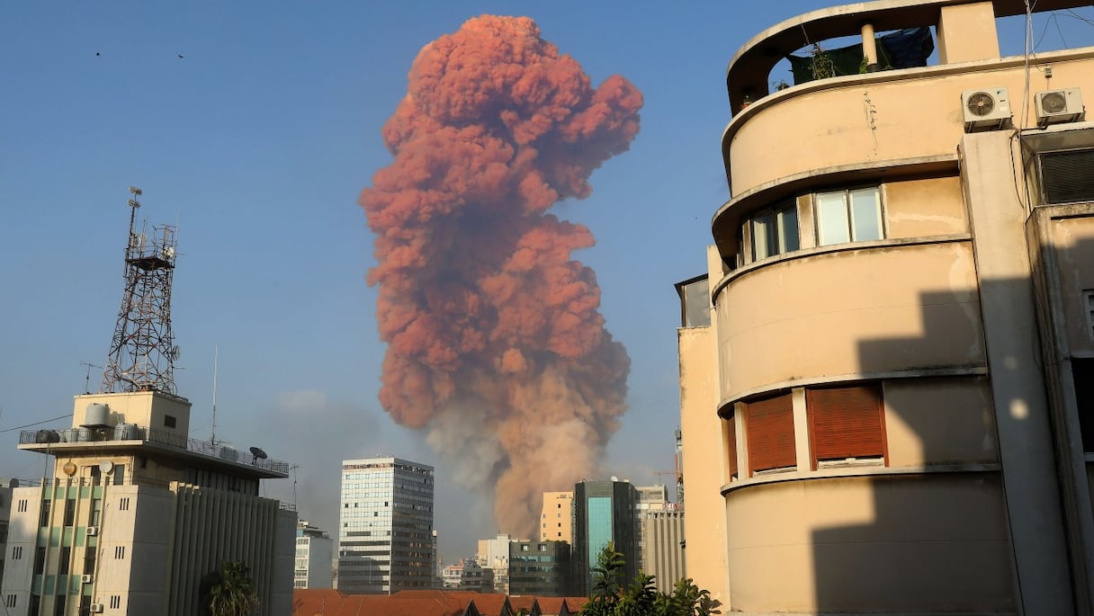 Un épais nuage orange au-dessus du lieu de l'explosion qui a eu lieu mardi 4 août à Beyrouth au Liban.
