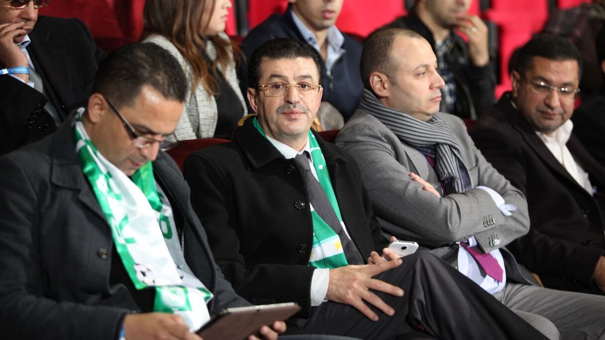 Alors que tout le monde semble concentré sur le match... ou sur sa tablette tactile, Abdelmalek Abroun, président du MAT, lui, paraît bien pensif.
