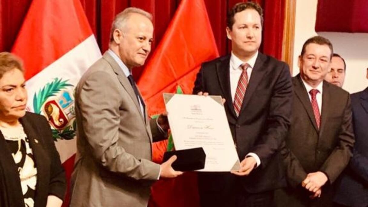 L'ambassadeur Youssef Balla recevant des mains de Daniel Salaverry, président du Congrès péruvien, la Médaille du Congrès, de l’ordre de Chevalier. 
