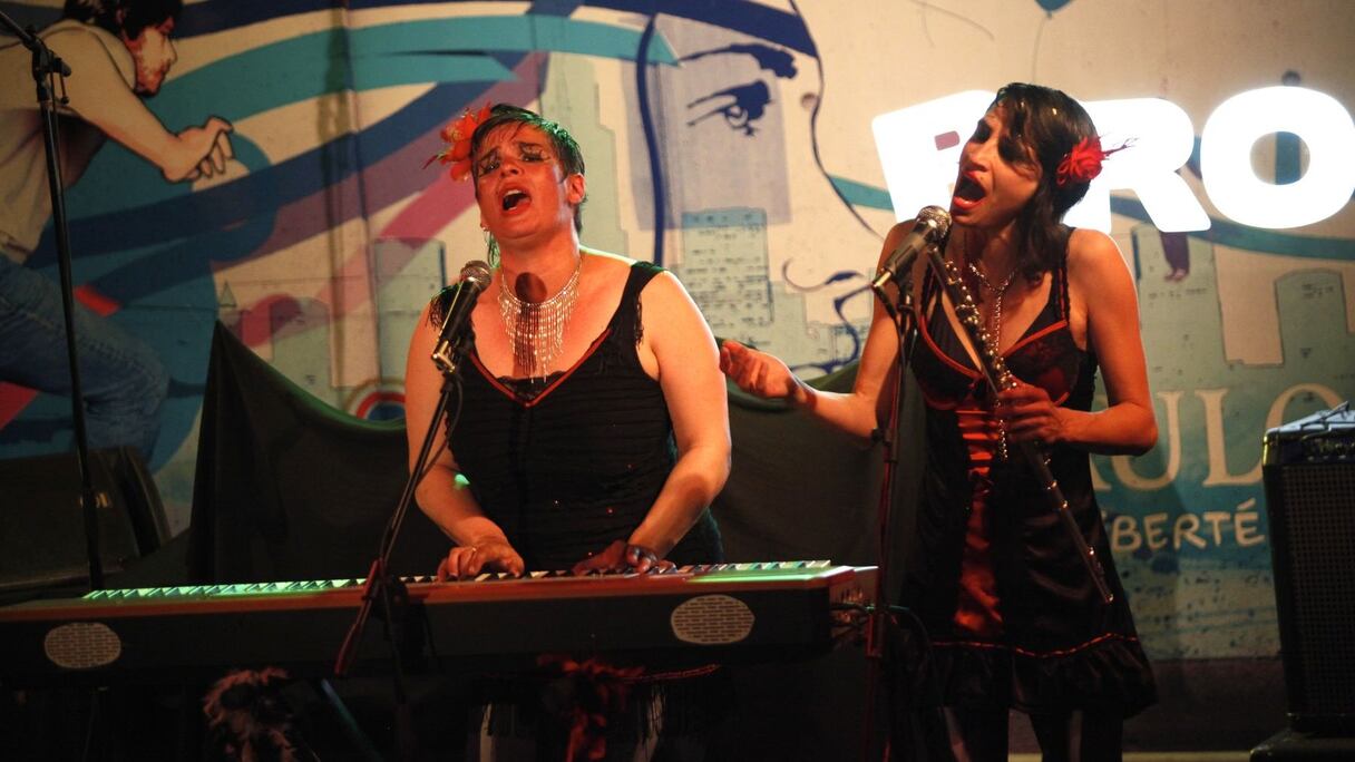 Musique, chant, dialogues enlevés enroulés dans un humour abrasifs: Welcome to the cabaret!
