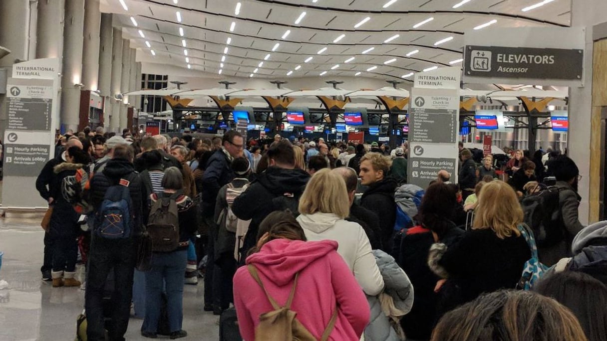 Des passagers bloqués au terminal de l'aéroport d'Atlanta à la suite d'une gigantesque panne électrique, le 17 décembre 2017.
