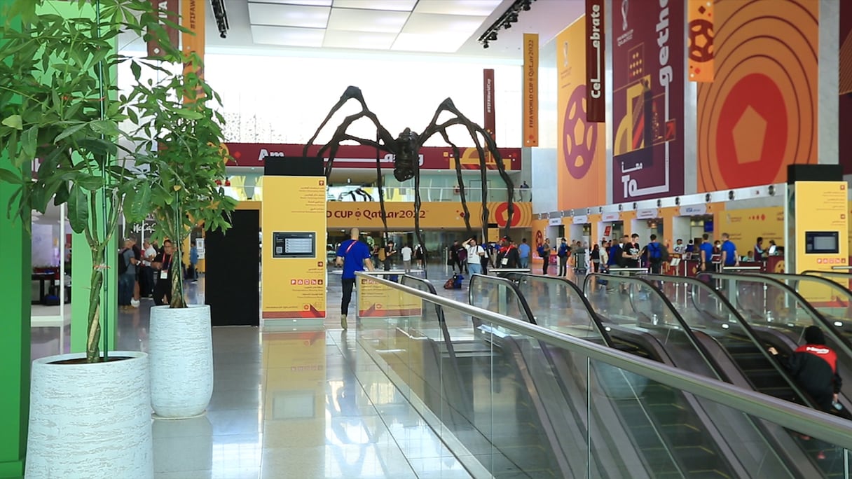 La sculpture d'araignée géante de Louise Bourgeois, «Maman», exposée à l'intérieur du Palais des congrès et des expositions à Doha, au Qatar.
