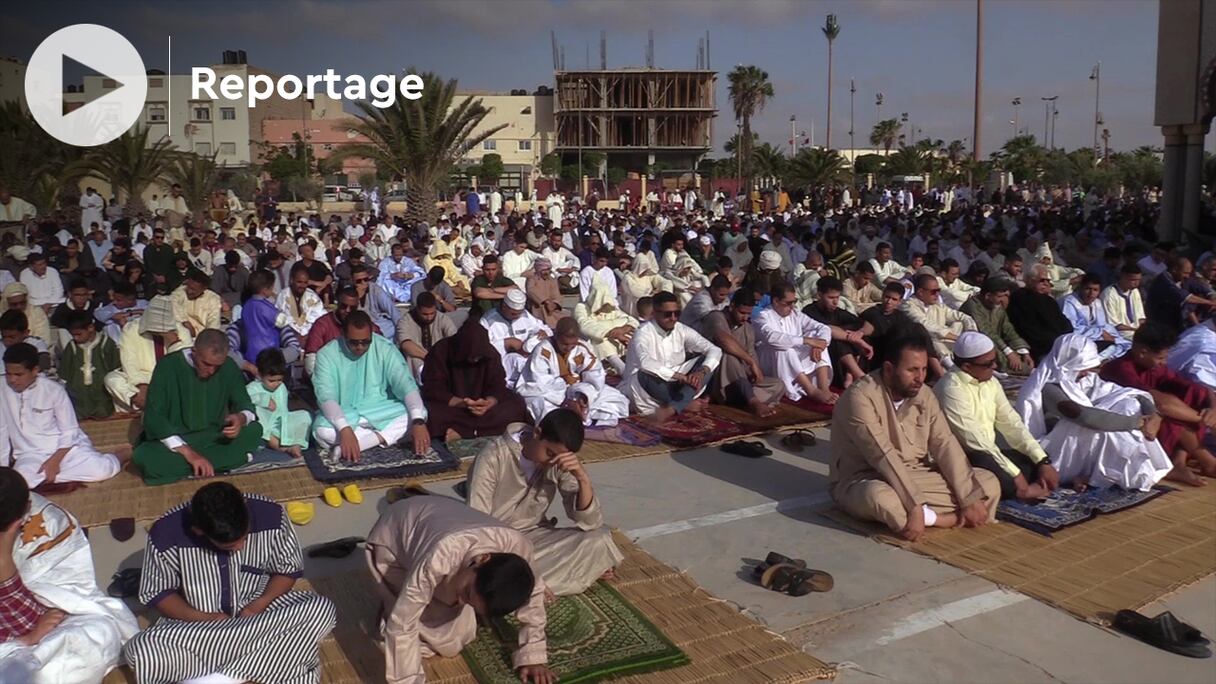 Les fidèles se sont rendu ce lundi matin, 2 mai 2022, à la grande mosquée Moulay Abdelaziz à Laâyoune, pour accomplir la prière de Aïd Al-Fitr.
