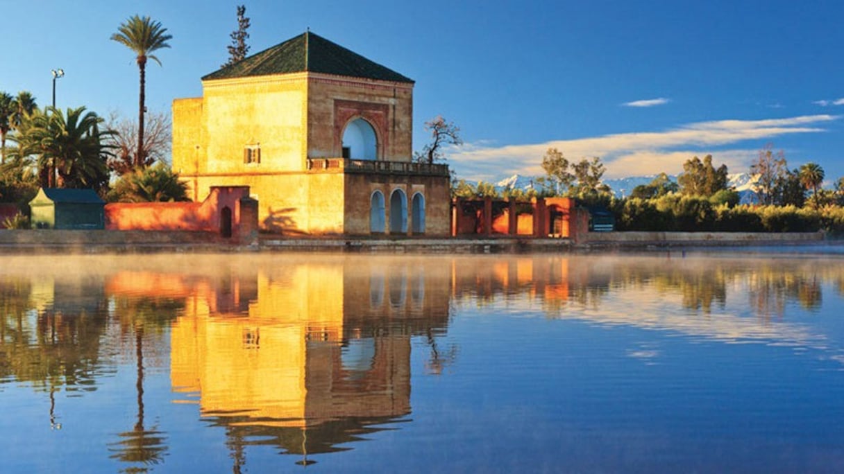 Jardin de la Ménara, Marrakech. Planté d'oliviers et aménagé sous les Almohades (XIIe - XIIIe siècle), son bassin, qui sert de réservoir pour irriguer les cultures, est alimenté en eau grâce à un système hydraulique vieux de plus de 7 siècles. 
