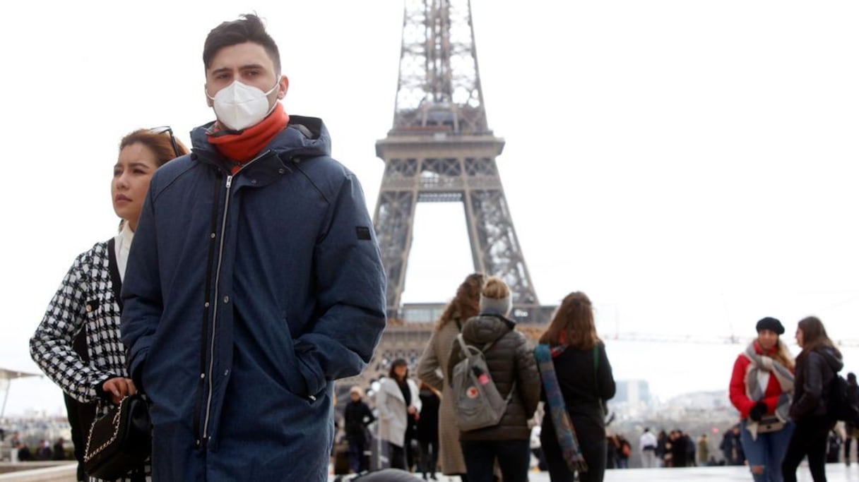 Sur l'esplanade du Trocadéro, devant la Tour Eiffel, le 3 mars 2020. 
