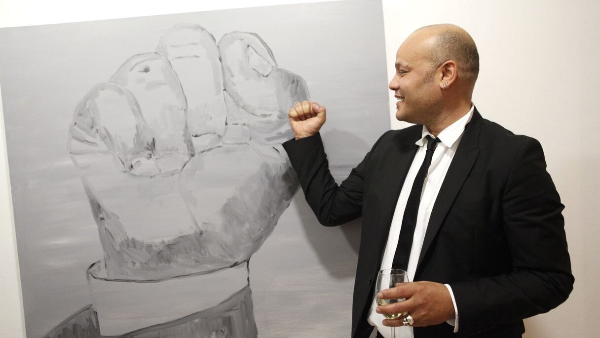 Et ses poings levés malgré le désespoir. 
