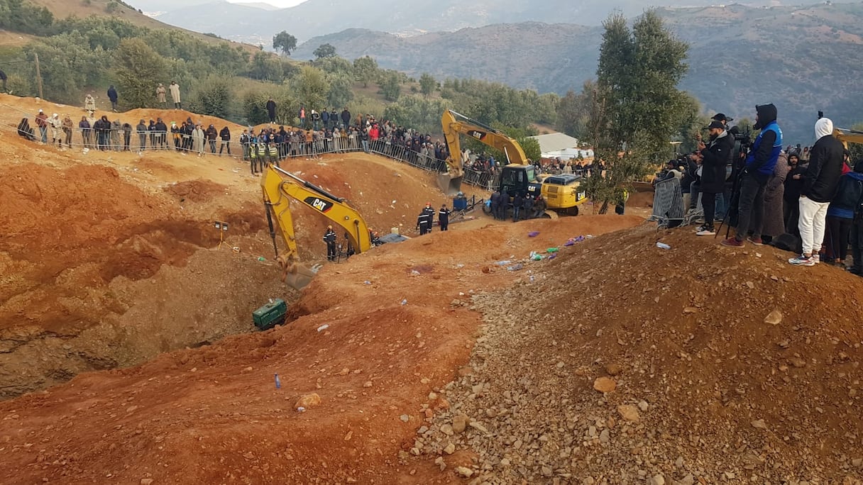 Si les travaux du creusement de la brèche qui mènera à Rayan sont si lents, ce 5 février 2022, c'est à cause de la nature du site où a eu lieu cet accident, un terrain fragile, à la fois sableux et rocheux, qui exige donc de la prudence, pour éviter tout éboulement.
