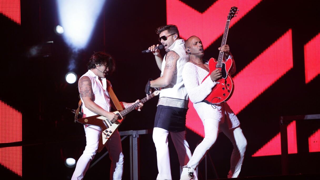 Une fabuleuse présence scénique. Des chorégraphies tourbillonnantes. Des danseurs et musiciens qui font aussi le show pour faire de chaque morceau un véritable événement. Et cette voix qui met du soleil dans les coeur.
