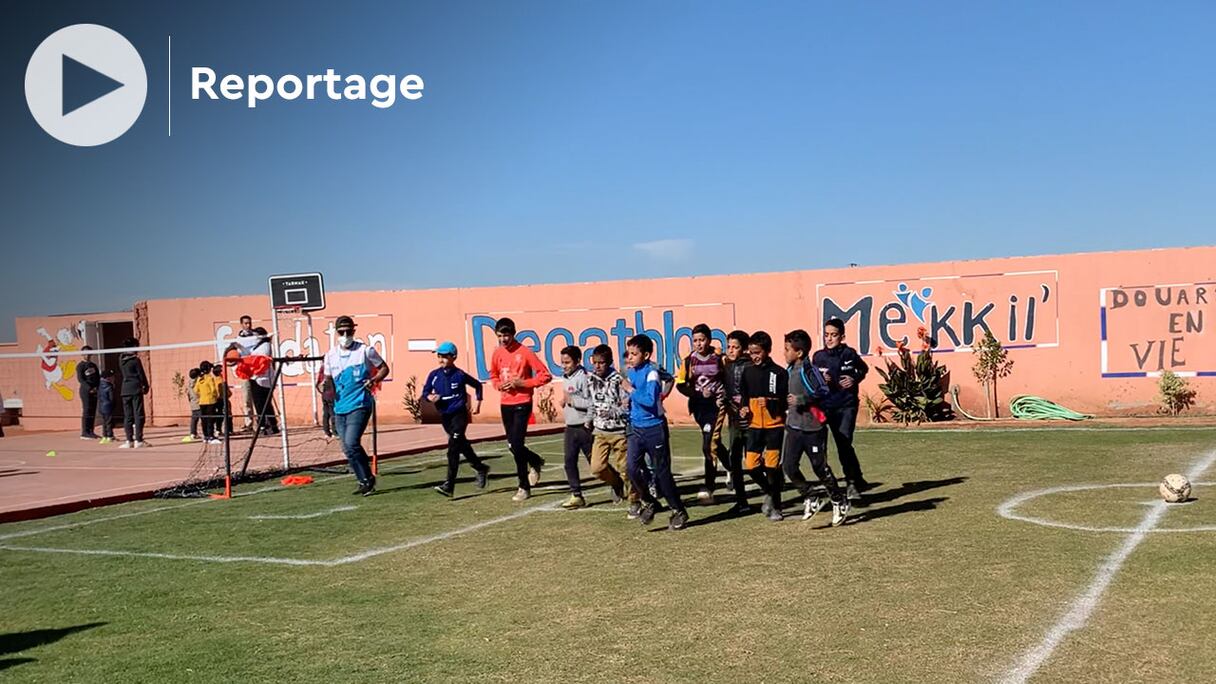 Après plus d’un an de travaux d’aménagement, les petits et les jeunes du village (scolarisés dans les cycles du préscolaire et du primaire) pourront désormais apprécier la «Kid’s Zone», un espace de jeux et de sport qui leur est entièrement dédié.
