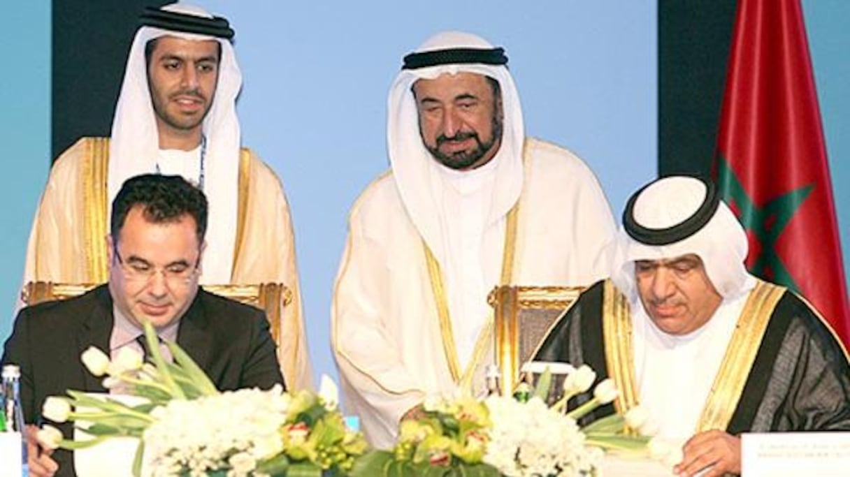 Fouad El Omari, président de la Commune urbaine de Tanger, et Rashed Soltane, président du conseil de la ville de Sharjah, lors de la signature du mémorandum.
