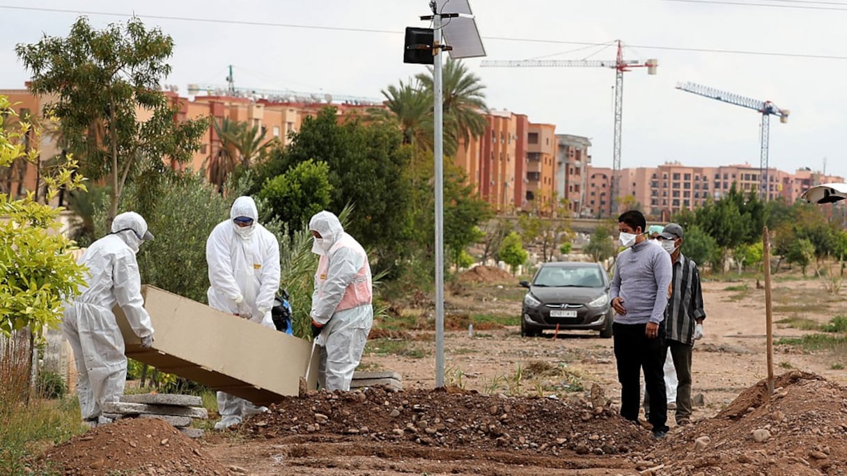 Mise en terre d'une personne décédée du Covid-19, à Marrakech.
