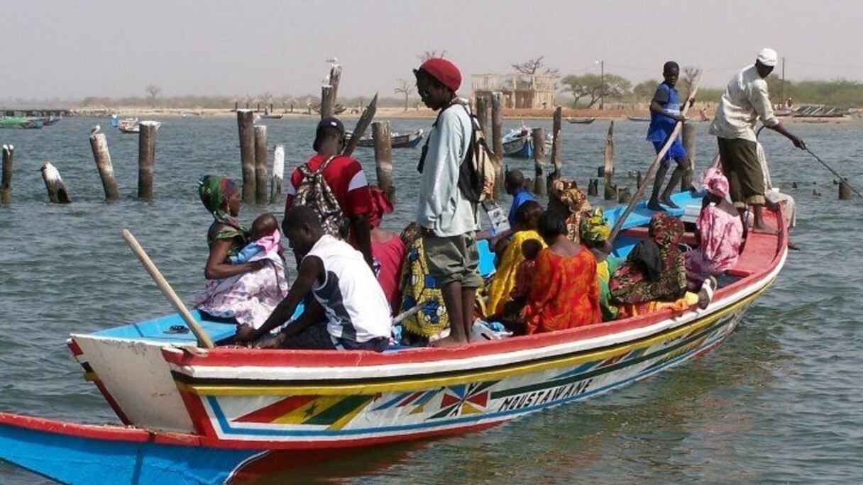 La pirogue est utilisée aussi bien pour la pêche que pour le transport de personnes, comme ici dans le Saloum.
