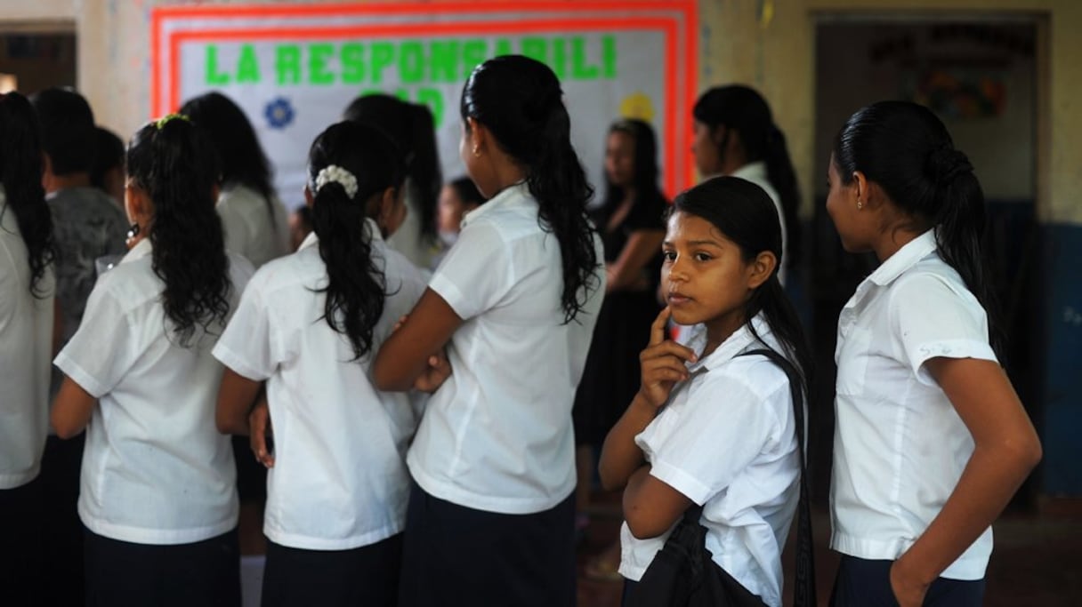 Silvia Alvarado,10 ans, fait la queue avec ses camarades avant le début des cours. Acajutla, Salvador
