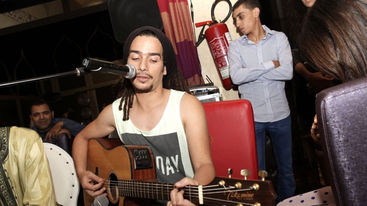 Parmi les trois jeunes artistes venus partager avec les convives leur univers sensible, le talentueux Ilyass, toujours fascinant à la guitare.
