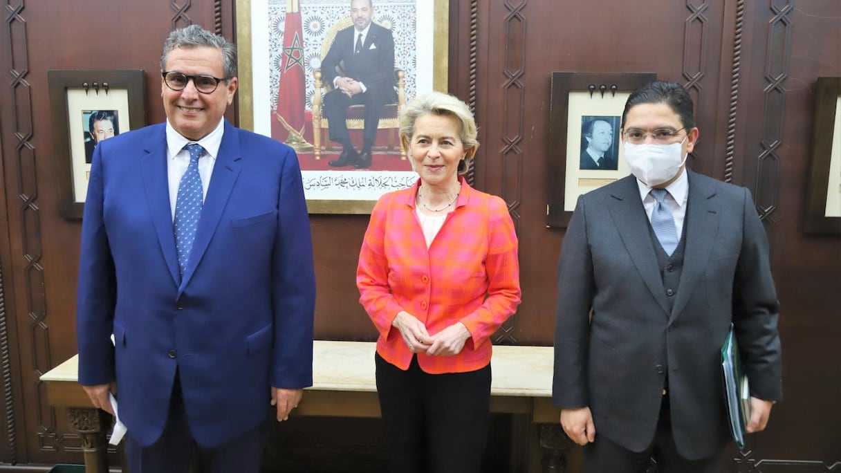 Le Chef du gouvernement, Aziz Akhannouch, la présidente de la Commission européenne Ursula von der Leyen, et le ministre des Affaires étrangères, Nasser Bourita, à Rabat, le 9 février 2022.
