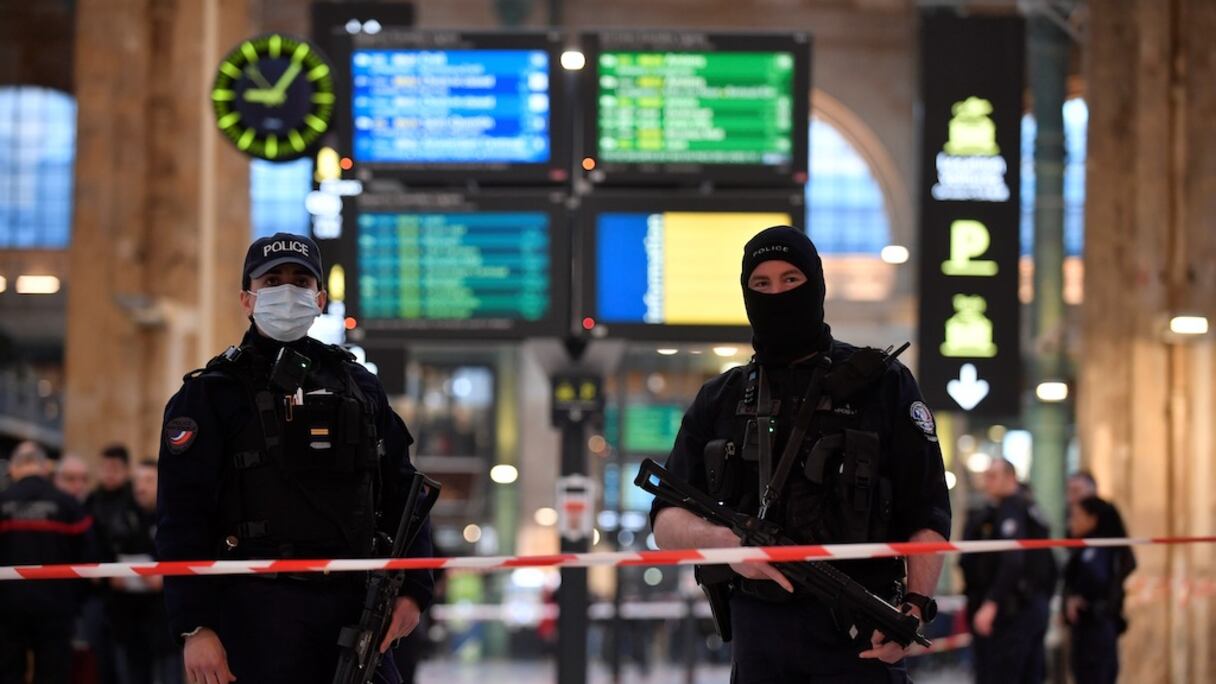 La police française mobilisée à la gare du Nord de Paris après l'attaque à l'arme blanche commise mercredi 11 janvier 2023.
