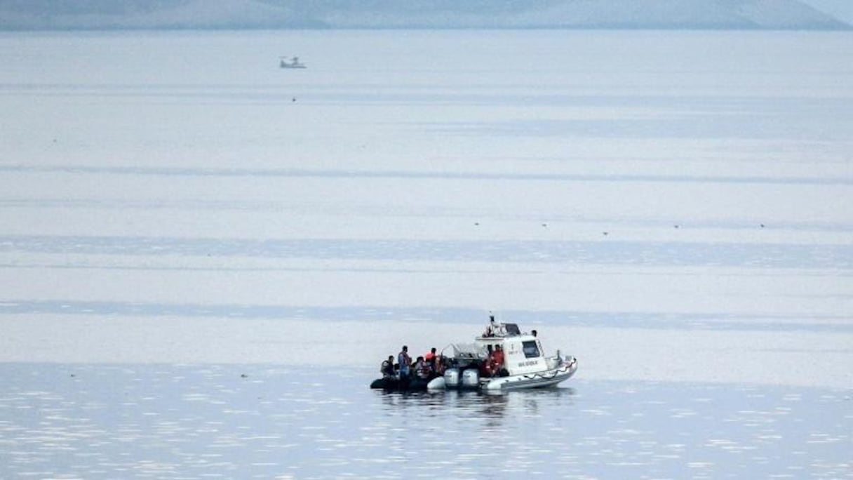 Des garde-côtes turcs interpellent des migrants qui essaient d'atteindre l'île grecque de Kos au sud-ouest de la Turquie.
