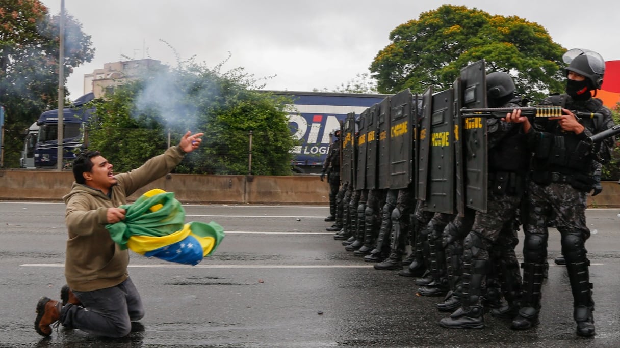 La police anti-émeute prend position pour dégager un blocus que tentent de tenir des partisans de l'ex-président Jair Bolsonaro, sur l'autoroute Castelo Branco, à la périphérie de Sao Paulo, au Brésil, le 2 novembre 2022.
