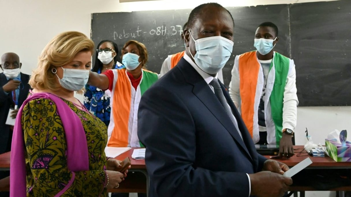 Alassane Ouattara et son épouse, Dominique Ouattara, ont voté à Abidjan, le 31 octobre 2020. 
