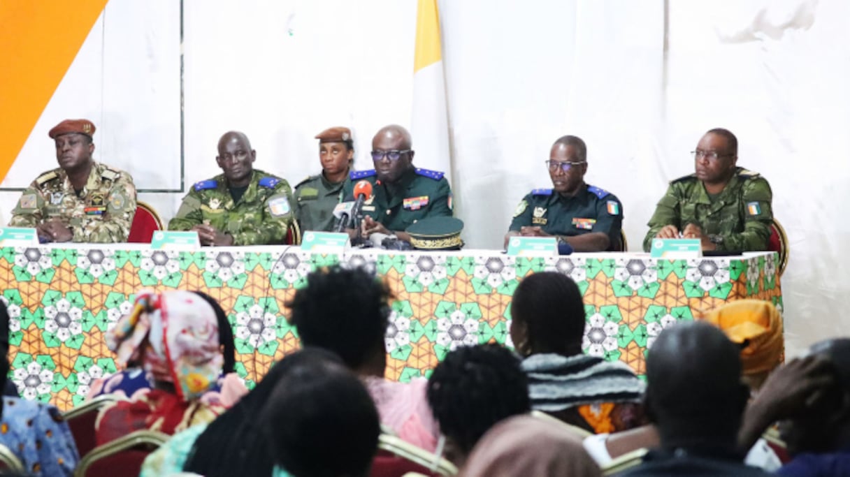 Le général Lassina Diaby, chef d'état-major des armées ivoiriennes, s'adressant aux familles des 49 militaires détenus au Mali.
