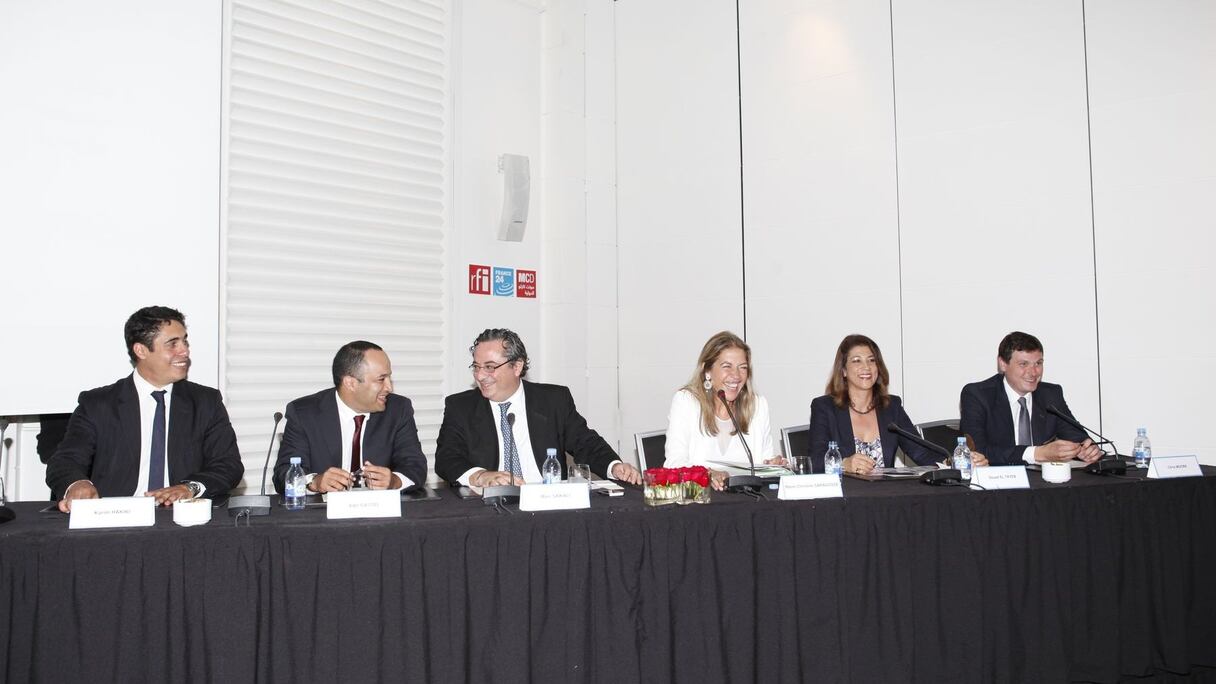 Pour animer la conférence, Marie-Christine Christine Saragosse est accompagnée de Marc Saïkali, directeur de France 24, de Souad El Tayeb, directrice de Monte Carlo Doualiya, et des trois journalistes qui sillonnent le Maghreb en caravane, à savoir Karim Hakiki, Adel Gastel et Chris Moore. 
