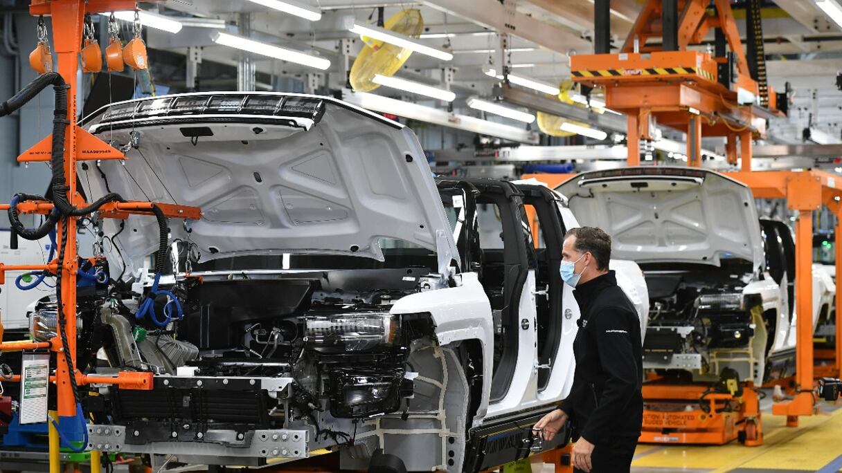 Des véhicules électriques GMC Hummer, à une chaîne de montage à l'usine d'assemblage de véhicules électriques General Motors Factory ZERO à Detroit, Michigan, le 17 novembre 2021.
