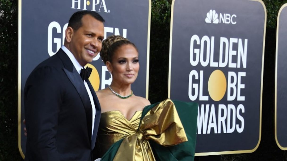 L'actrice américaine Jennifer Lopez et Alex Rodriguez en photocall lors des 77e Golden Globe, à l'hôtel Beverly Hilton à Beverly Hills, en Californie, le 5 janvier 2020. 

