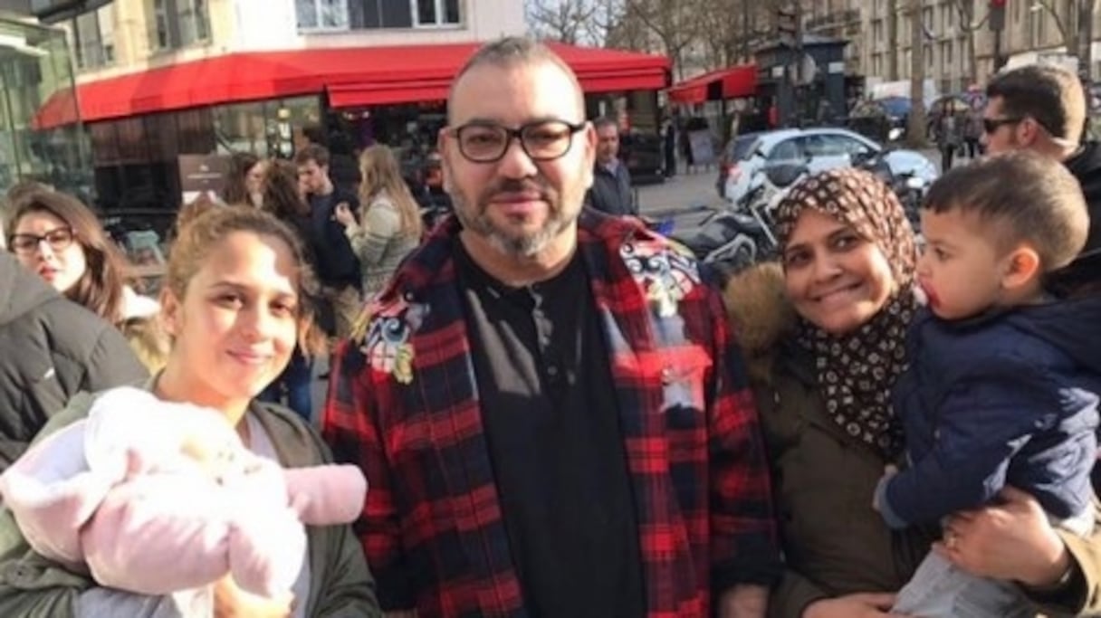 Le Roi Mohammed VI en compagnie de citoyens marocains, après son intervention chirurgicale à la clinique Ambroise Paré.
