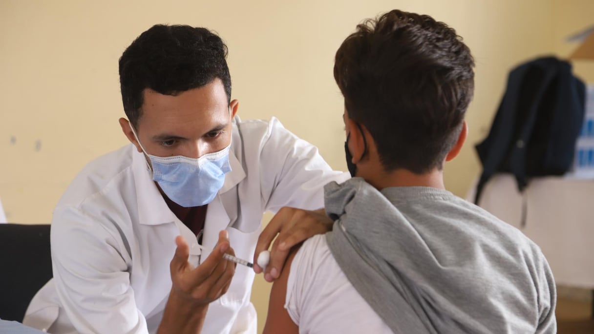 Un adolescent reçoit une première dose d'un vaccin anti-Covid-19, dans un centre de vaccination en milieu rural, dans la province d'El Haouz, le 14 septembre 2021, dans le contexte de la campagne de vaccination des élèves entre 12 et 17 ans. 
