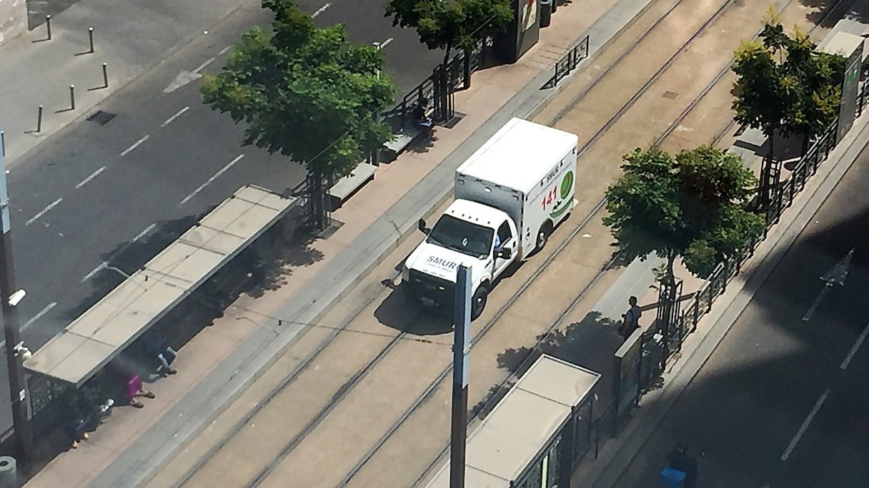 L'ambulance spécialisée dans le transport des cas Covid-19 emprunte les rails du tramway, à Casablanca.
