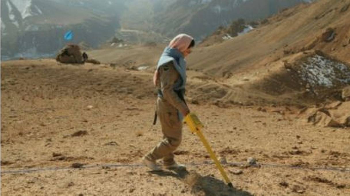Une démineuse afghane parcourt un champ mines, lieu de bataille entre les Moujahidines du peuple et les soldats soviétiques, à Ahangaran, dans la province de Bamiyan, le 14 novembre 2019.
